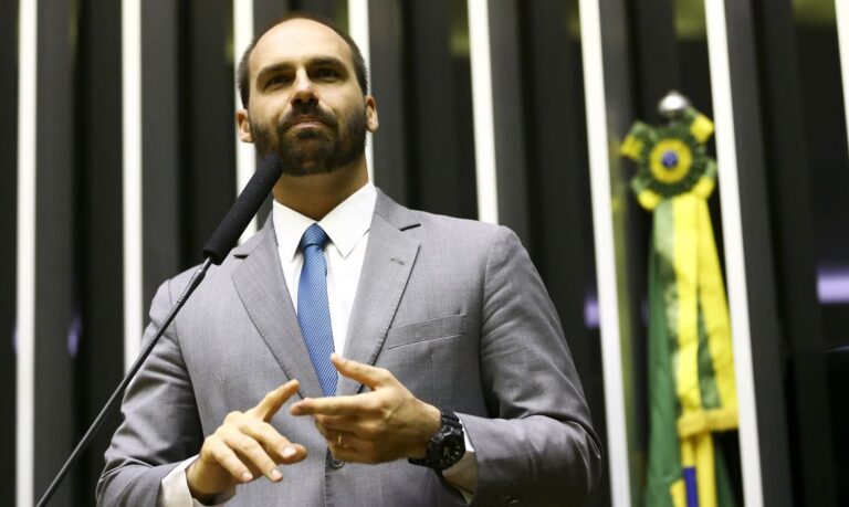 Davi Alcolumbre anula voto de Eduardo Bolsonaro em ato controverso