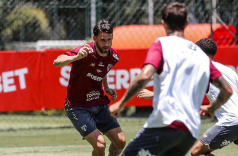 Calleri participa de treino com os jogadores do São Paulo