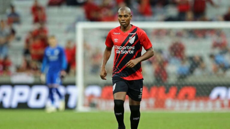 Fernandinho anuncia aposentadoria após carreira vitoriosa