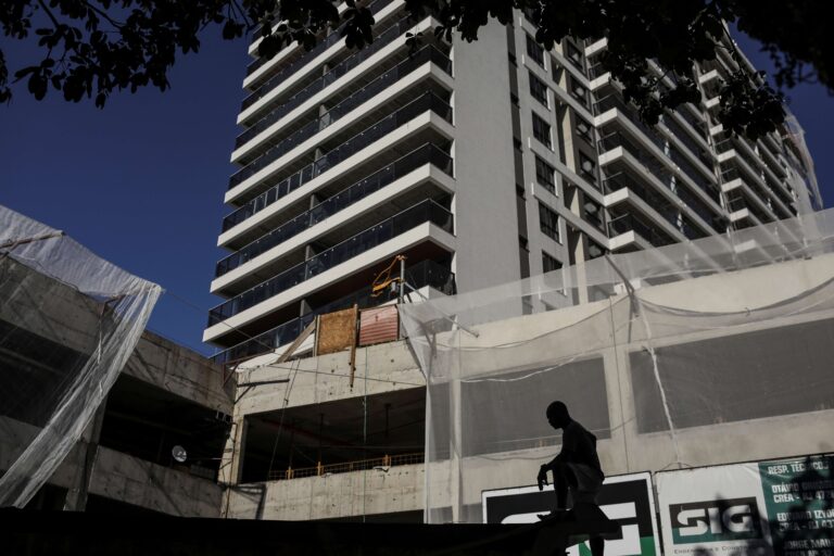 Desaceleração nos lançamentos imobiliários em meio à inflação da construção