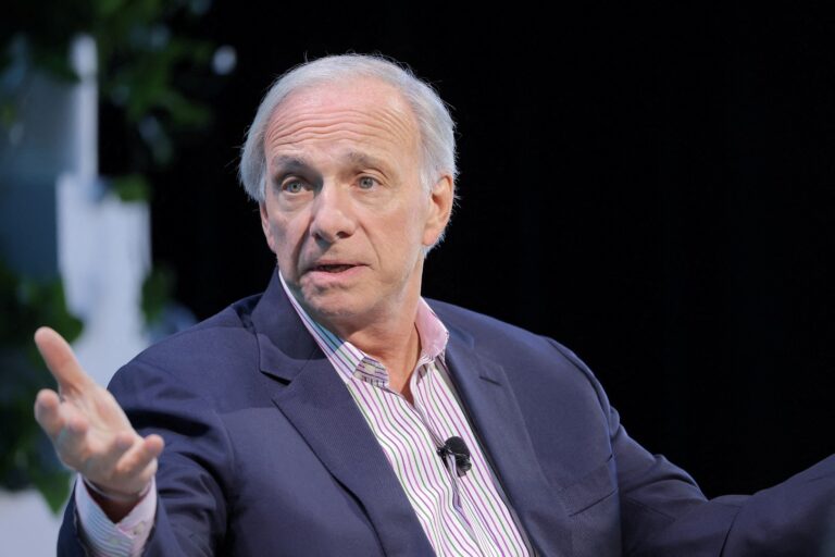 Ray Dalio alerta sobre bolha no mercado, mas recomenda cautela na venda