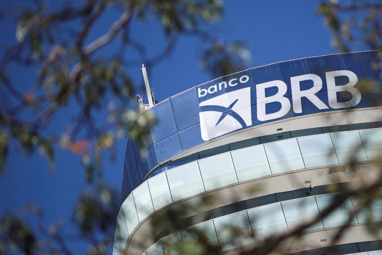Fitch rebaixa ratings do BRB e mantém observação negativa