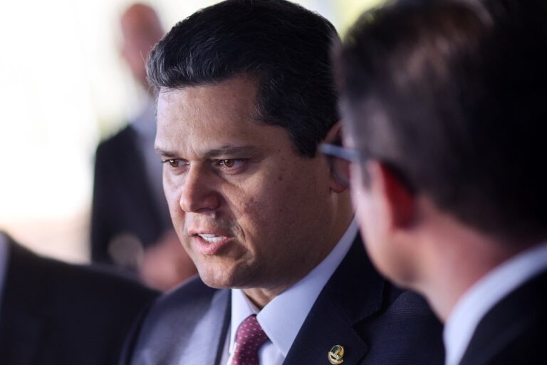 Davi Alcolumbre se reúne com Hugo Motta para discutir LDO