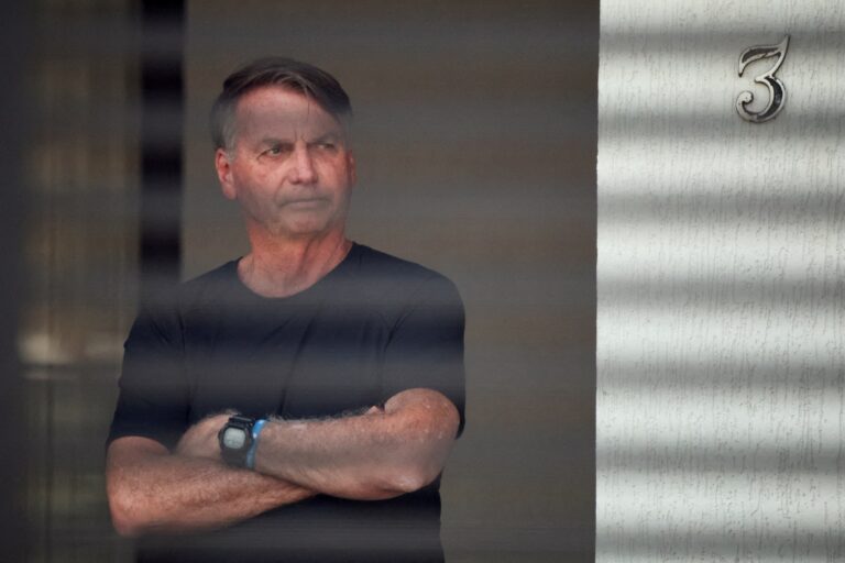 Médica que receitou remédio causador de alucinação visita Bolsonaro
