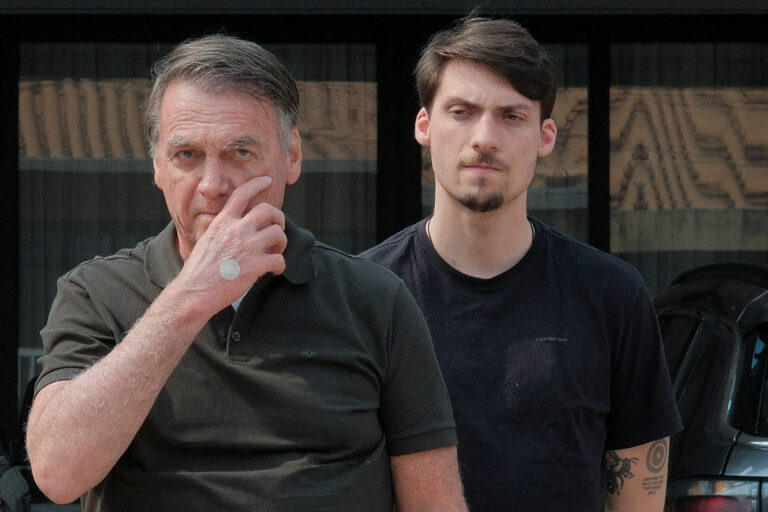 Defesa de Jair Bolsonaro solicita autorização ao STF para visita dos filhos
