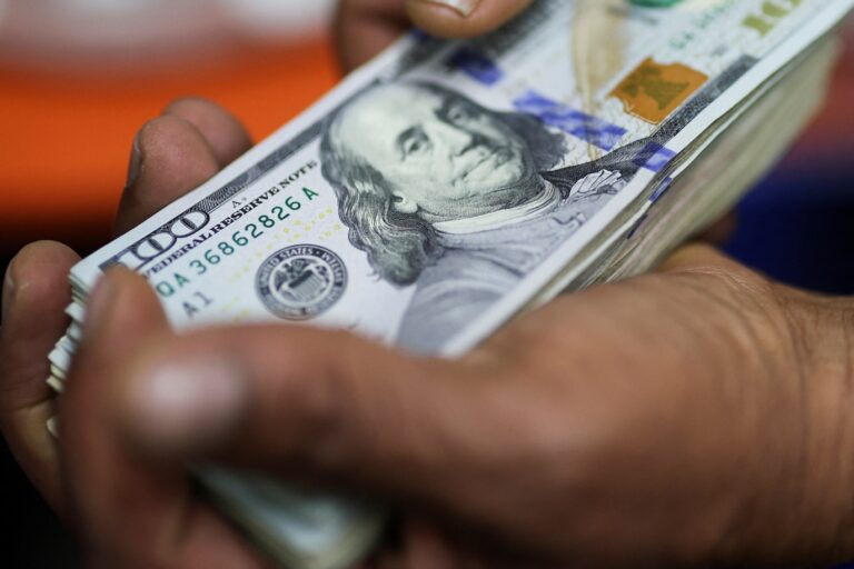 Dólar comercial fecha em alta de 0,36% a R$ 5,33 com feriado à vista