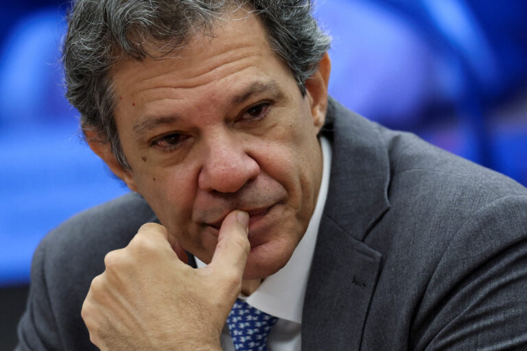 Haddad deixa incertezas sobre futuro na Fazenda e entrega demandas a Lula