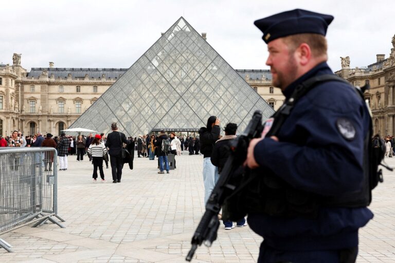 Museu do Louvre investe em segurança após assalto milionário 1 Museu do Louvre investe em segurança após assalto milionário