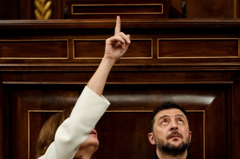 Zelenski analisa plano dos EUA para encerrar a guerra e aguarda diálogo com Trump