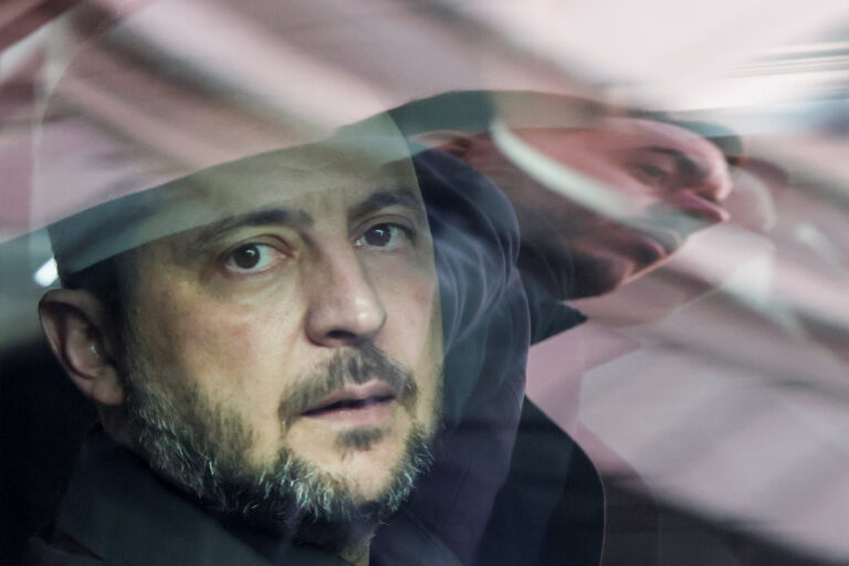 Zelenski enfrenta pressão para aceitar plano de paz proposto pelos EUA com a Rússia