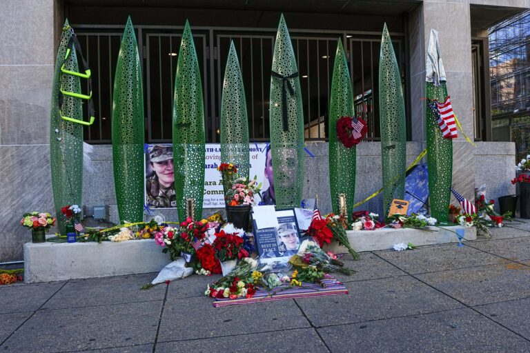 Guarda baleado em Washington faz sinal de "joia" enquanto luta pela vida