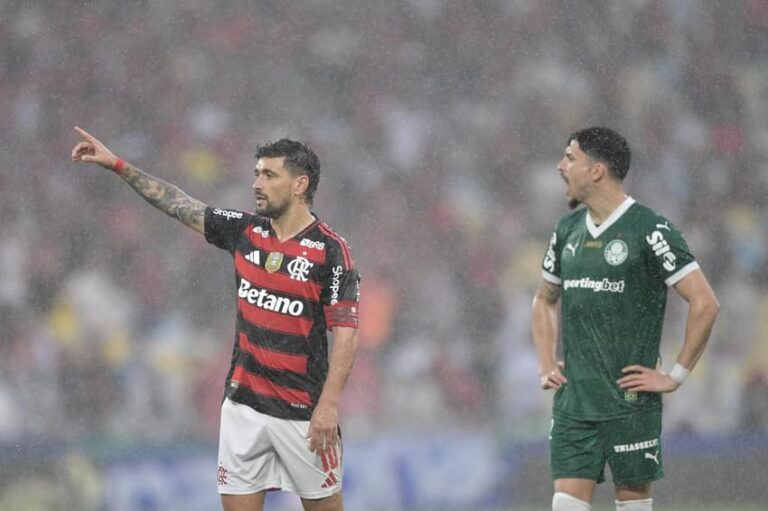 Torcida do Flamengo critica desfalques em jogo contra o Fluminense