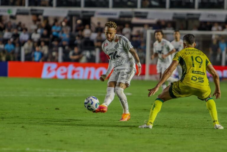 Neymar se destaca e será opção no confronto entre Santos e Sport