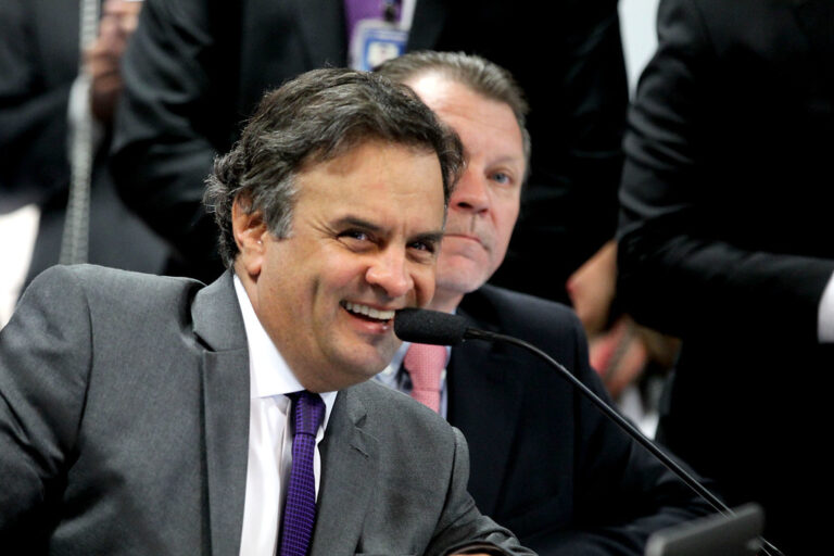 Aécio Neves assume presidência do PSDB e sinaliza apoio a Tarcísio em 2026