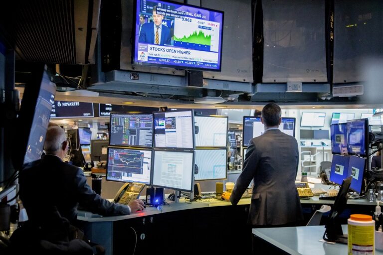 Mercados futuros dos EUA em baixa antes de resultados da Nvidia e dados de emprego