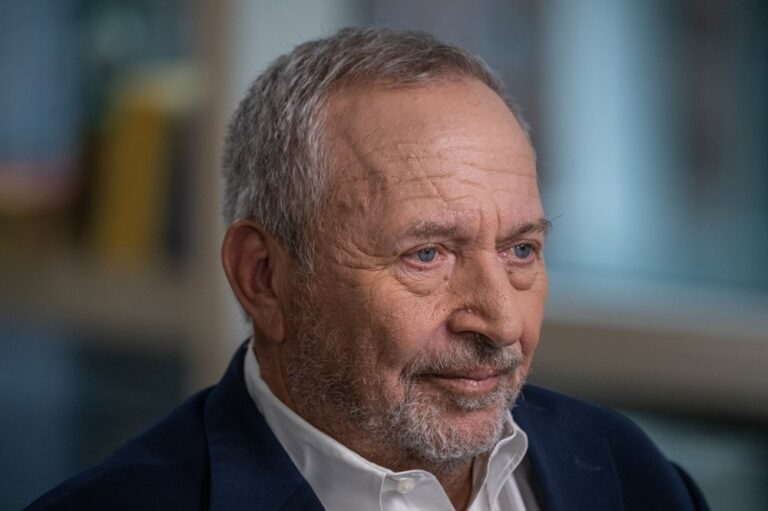 Lawrence Summers se afasta de aulas durante investigação da Harvard sobre Epstein