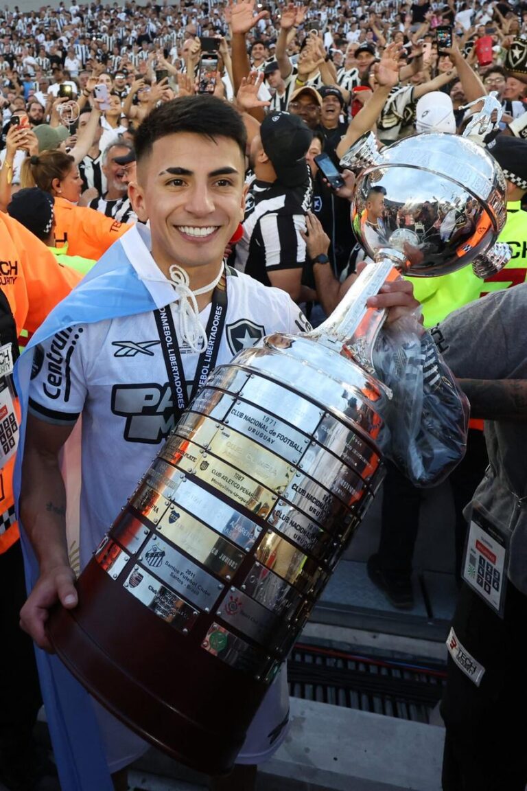 Thiago Almada relembra sua passagem pelo Botafogo com carinho
