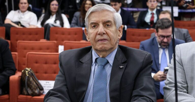 Defesa de Heleno aponta riscos à saúde em regime fechado