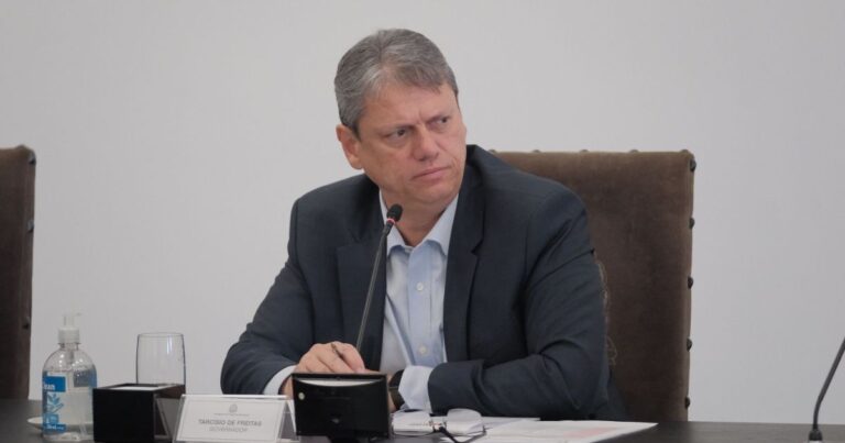 Tarcísio de Freitas adota discurso nacional e critica Lula