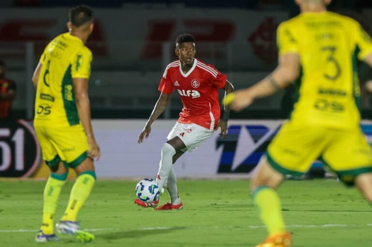 Besiktas volta a demonstrar interesse em zagueiro do Internacional Vitão