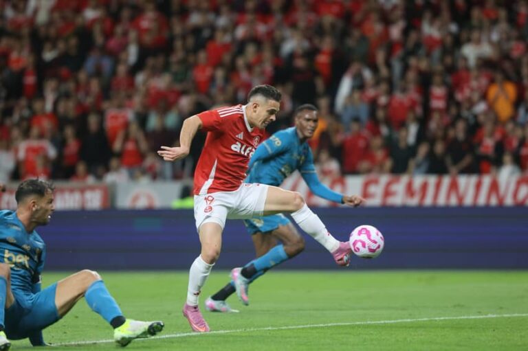 Rafael Borré, atacante do Internacional, é julgado pelo STJD por expulsão