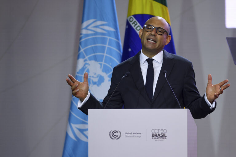 Simon Stiell reconhece frustrações sobre combustíveis fósseis na COP30