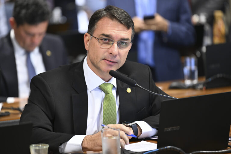 Moraes aponta tentativa de reviver acampamentos golpistas e critica Flávio e Eduardo 1 Moraes aponta tentativa de reviver acampamentos golpistas e critica Flávio e Eduardo