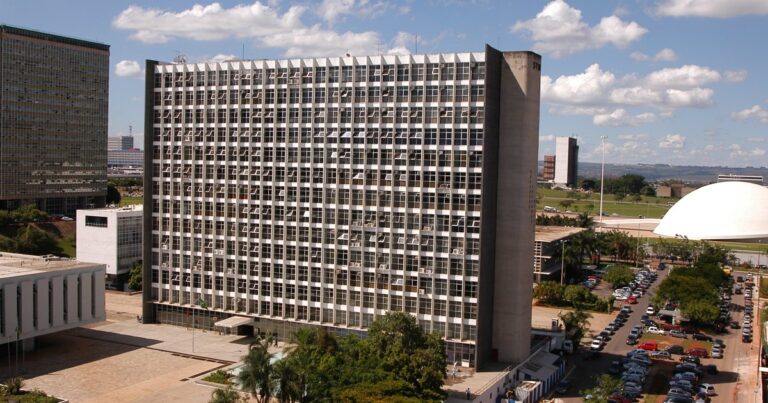 STM avalia cassação de patentes de generais após ofício do STF