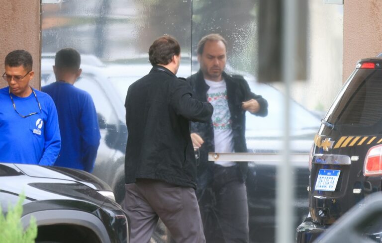 Carlos Bolsonaro relata crise de saúde do pai com soluços persistentes