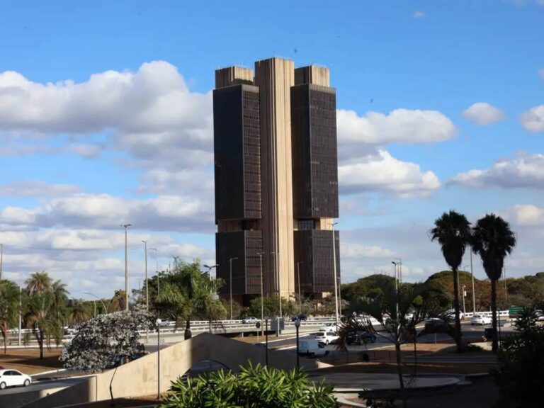 Brasil registra déficit em conta corrente de US$ 5,121 bilhões em outubro