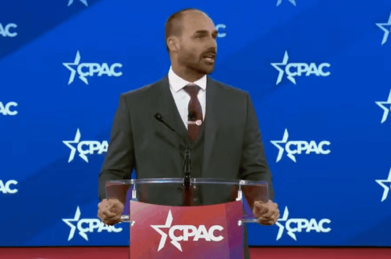 Eduardo Bolsonaro pede anistia e incentiva apoiadores após prisão do pai