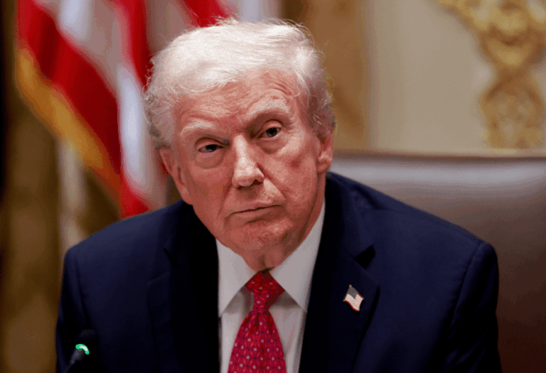 Trump anuncia perdão a ex-presidente hondurenho enquanto pressiona Maduro