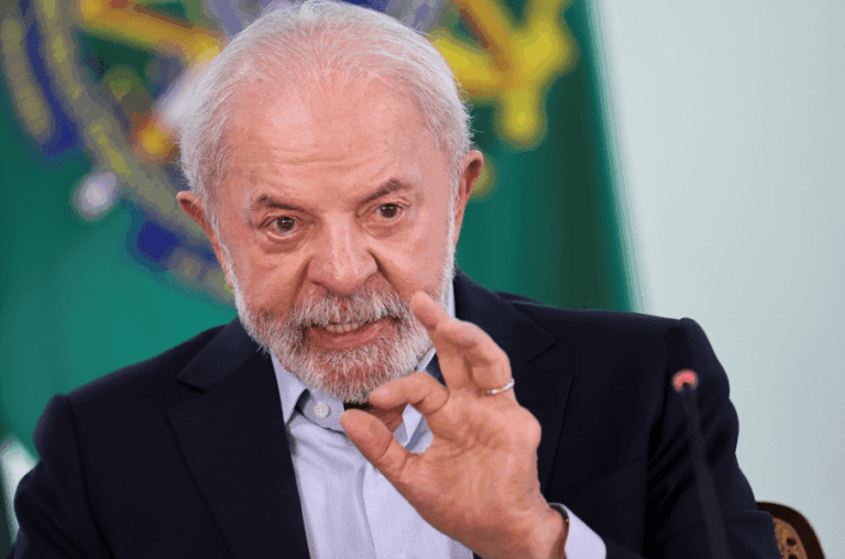 Lula propõe isenção de IR como um 14º salário e sugere TV nova para a Copa