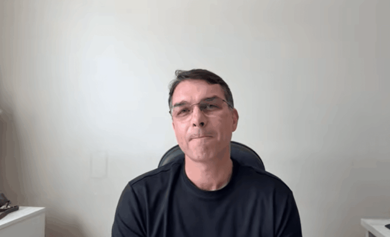 Flávio Bolsonaro questiona medo por perseguições ao pai 1 Flávio Bolsonaro questiona medo por perseguições ao pai