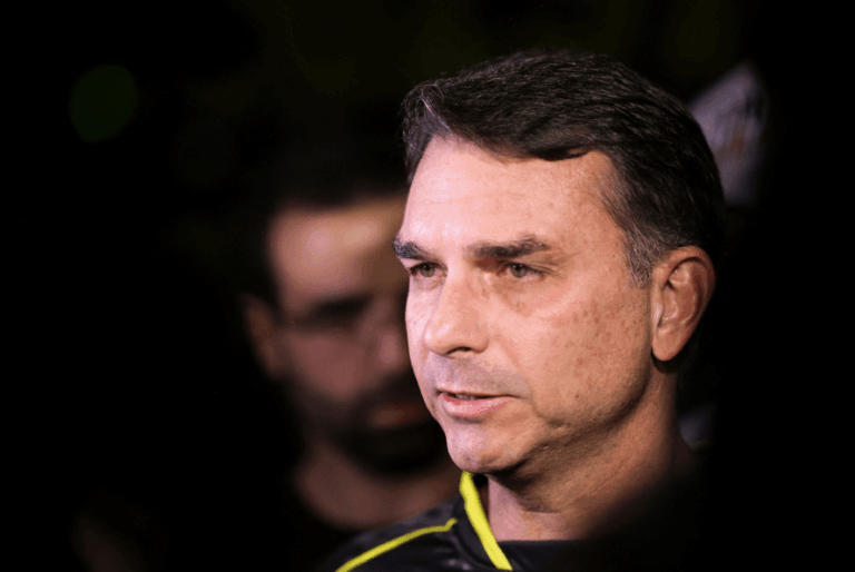 Pedido de Bolsonaro por anistia é confirmado por Flávio
