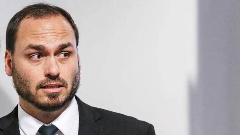 Carlos Bolsonaro critica STF e menciona "estupros constitucionais" contra Jair