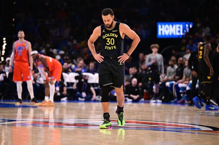Stephen Curry recebe primeira falta flagrante na NBA