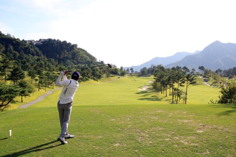 Custos do golfe no Brasil: aulas e equipamentos acessíveis