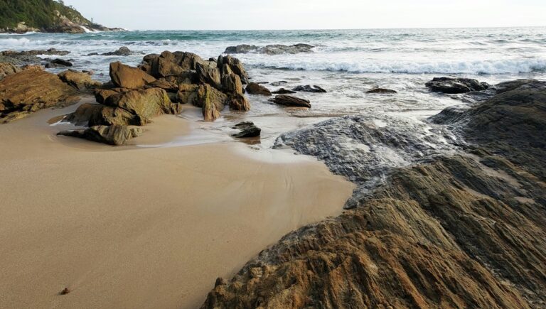 Bombinhas inicia cobrança de taxa de entrada nas praias