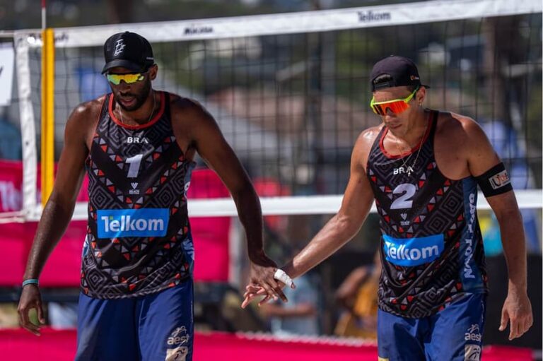 Evandro e Arthur garantem liderança no Mundial após desafio difícil