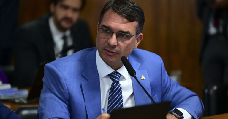 Flávio Bolsonaro se destaca entre os bolsonaristas para eleições de 2026