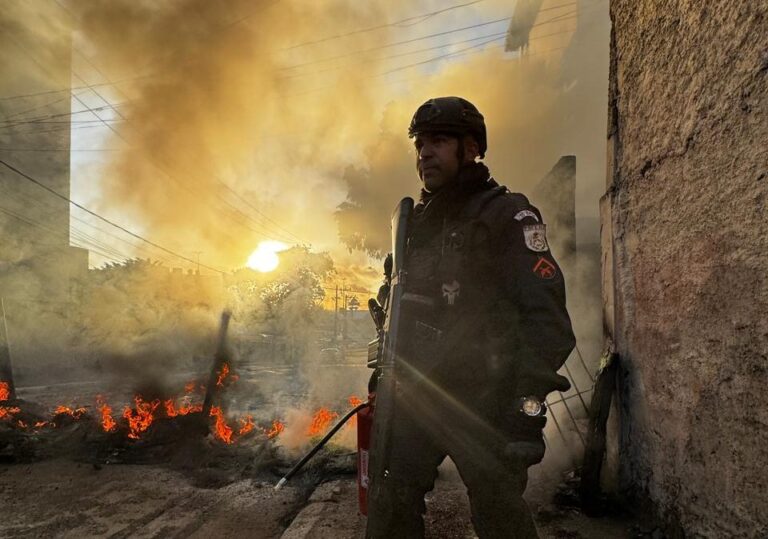 Tiroteio no Complexo de Israel provoca interdição na Avenida Brasil no Rio 1 Tiroteio no Complexo de Israel provoca interdição na Avenida Brasil no Rio