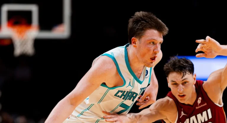 Kon Knueppel se destaca na disputa pelo prêmio de Calouro do Ano da NBA
