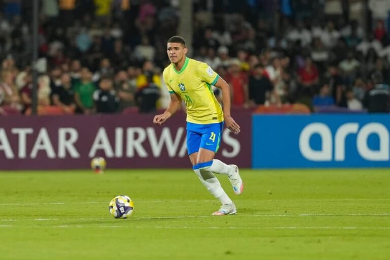 Chelsea e Manchester United iniciam negociações por zagueiro do Grêmio