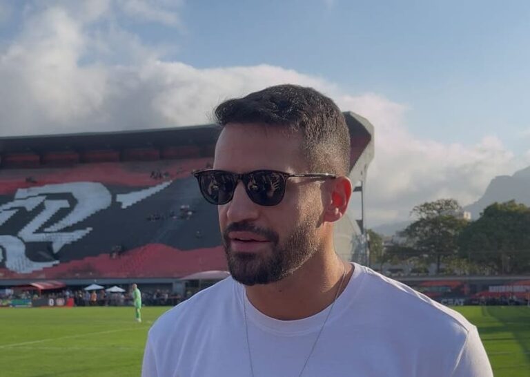 Renato Augusto elogia Tite e fala sobre táticas com Filipe Luís