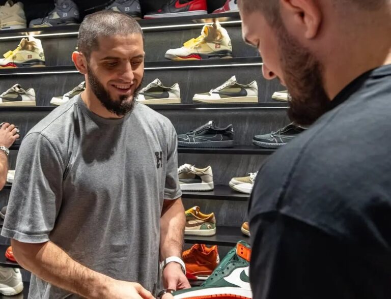 Khabib Nurmagomedov inaugura loja em Abu Dhabi com alusão a Conor McGregor