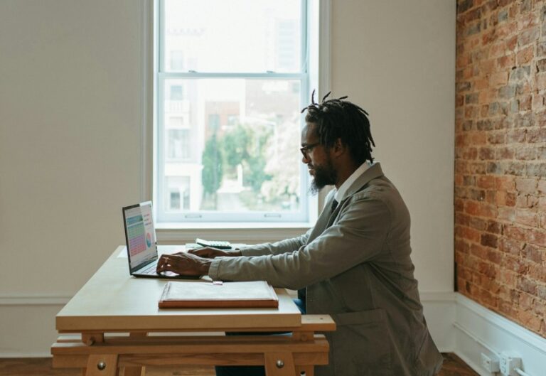 Sete em cada dez profissionais negros enfrentam racismo no trabalho