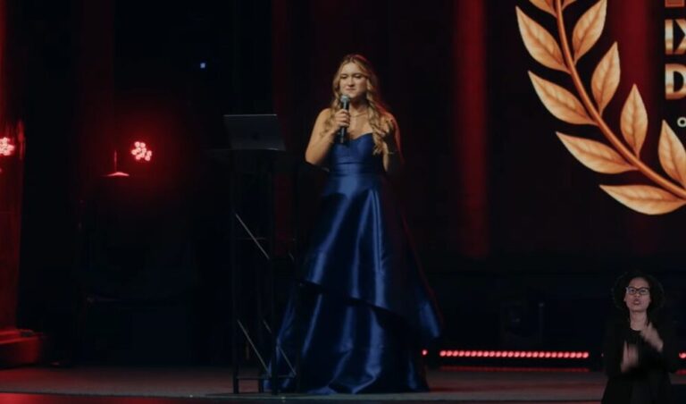 Marina Liberato discursa em festival de cinema cristão