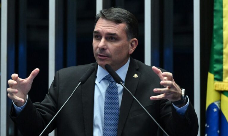 Flávio Bolsonaro se lança como candidato à presidência e pode ser o primeiro evangélico eleito