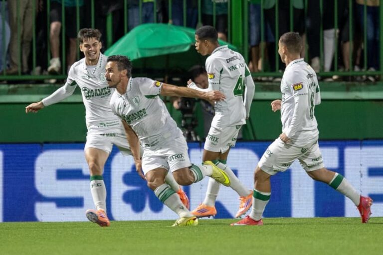 Chapecoense é derrotada pelo América-MG e complica briga pelo acesso